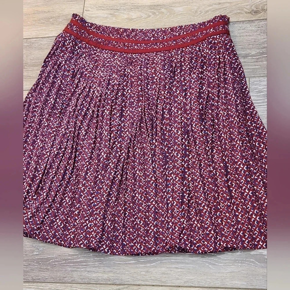 Banana Republic red and blue print pleated flowy skirt - Picture 4 of 5